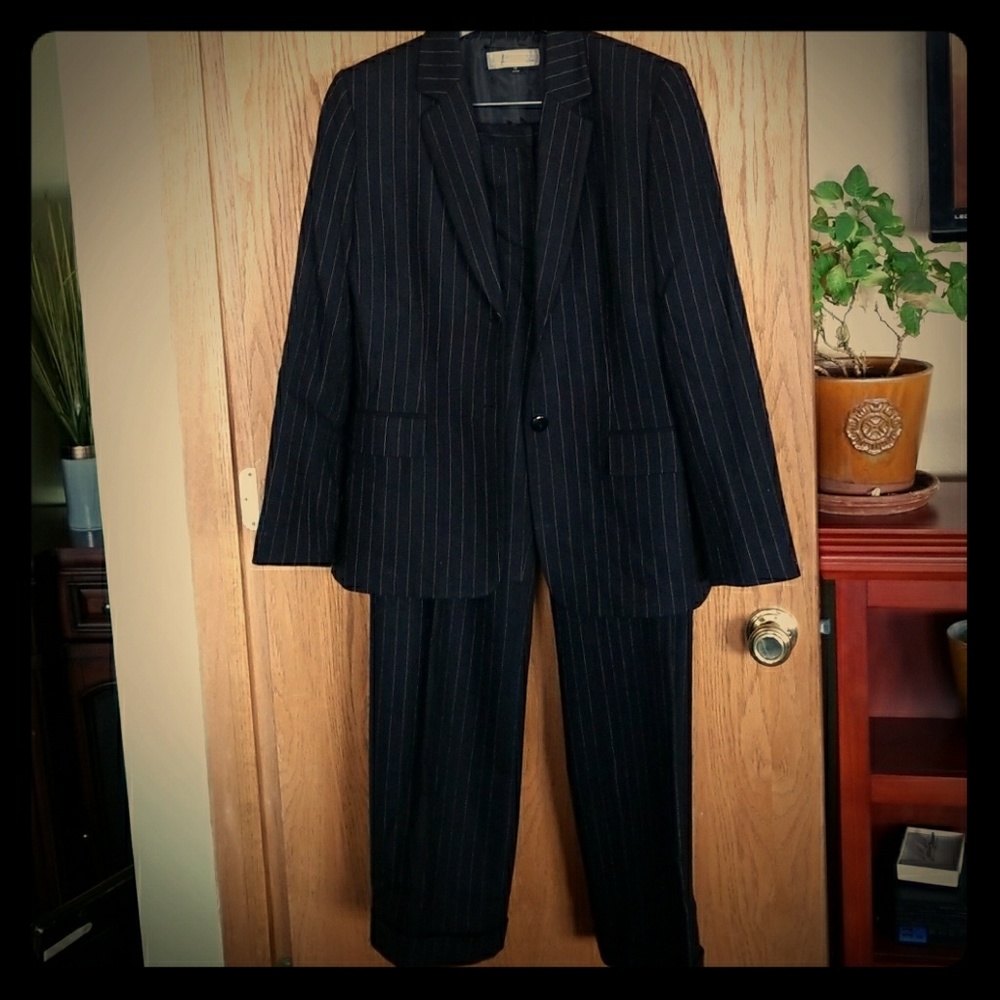 Tahari 2 piece suit